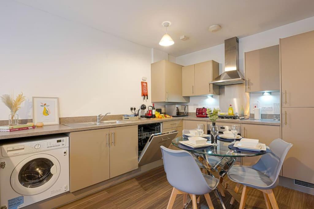 Luxury Campbell Park Apartments In Central Mk With Balcony, Free Parking & Smart Tv With Netflix By Yoko Property Milton Keynes Extérieur photo