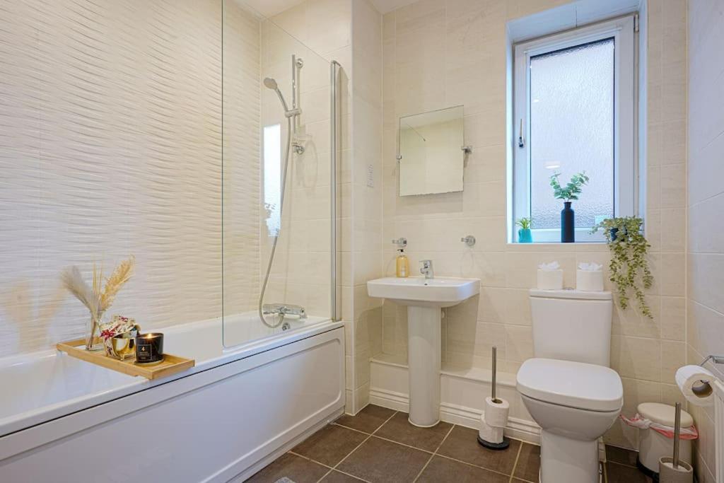 Luxury Campbell Park Apartments In Central Mk With Balcony, Free Parking & Smart Tv With Netflix By Yoko Property Milton Keynes Extérieur photo