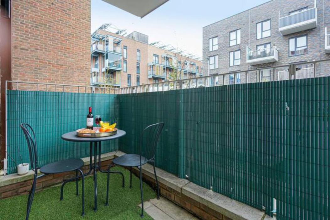Luxury Campbell Park Apartments In Central Mk With Balcony, Free Parking & Smart Tv With Netflix By Yoko Property Milton Keynes Extérieur photo